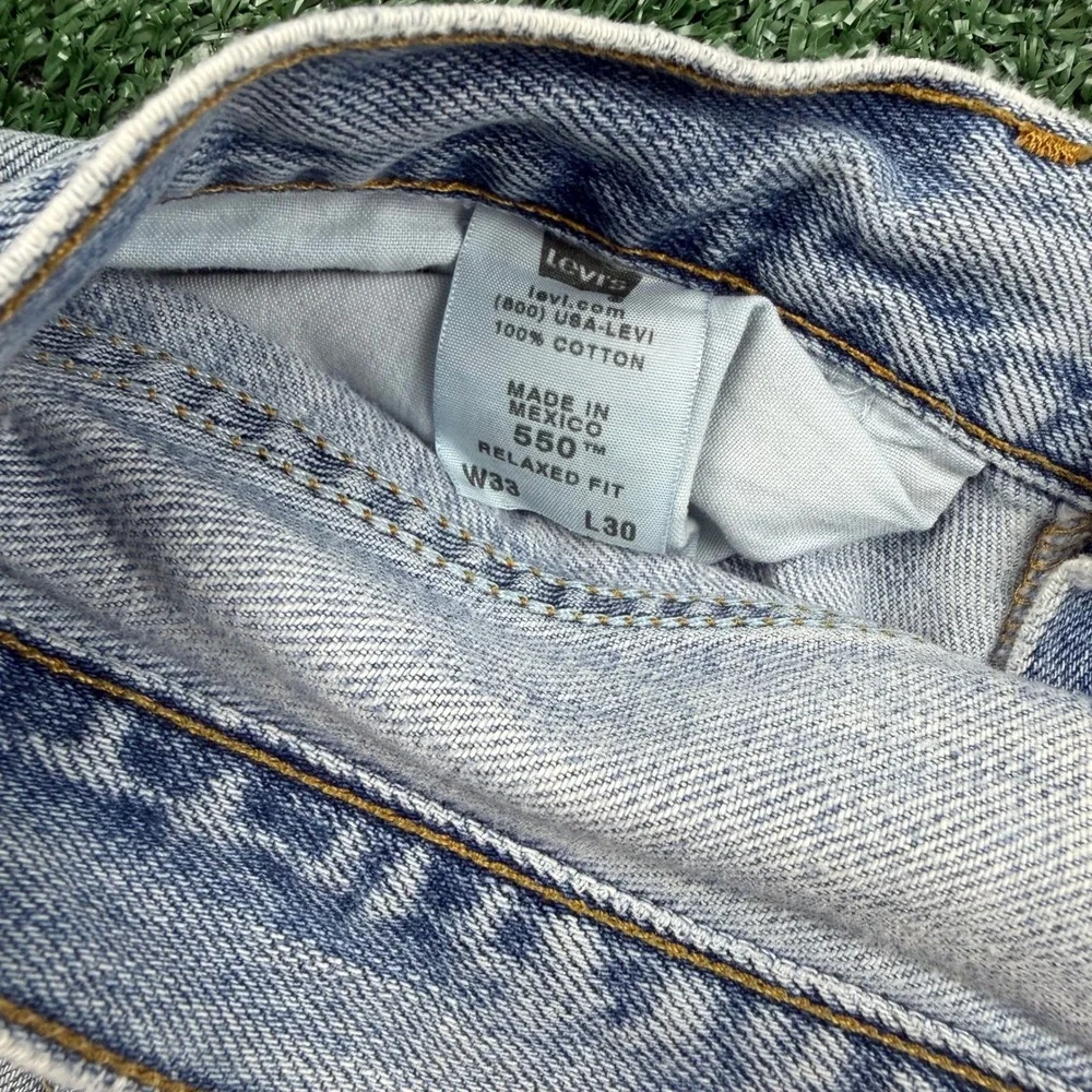 Vintage Distressed Levis 550 Relaxed Fit Light Wash Jeans Mens 33x30 Blue Denim